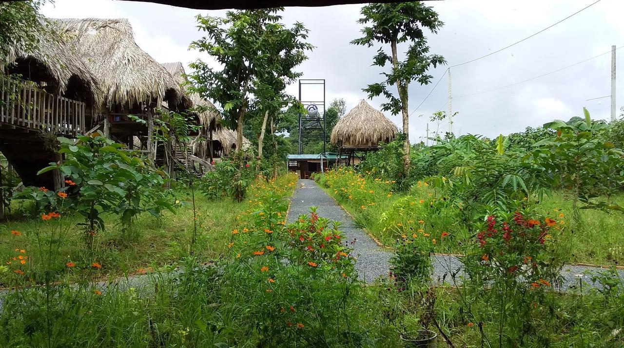 Villa Sunny Field Eco Stilt House à Cat Tien Extérieur photo